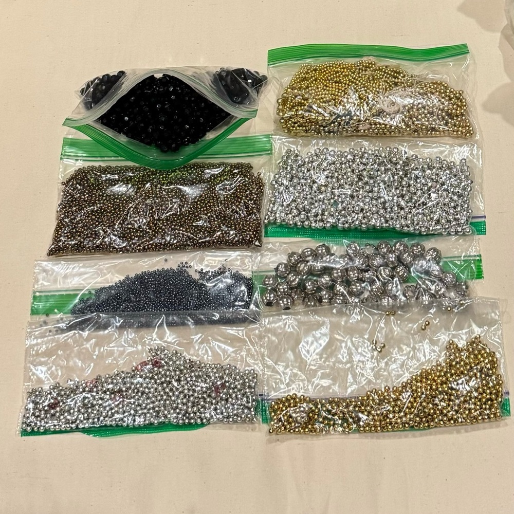 Bulk of vintage beads in different color
